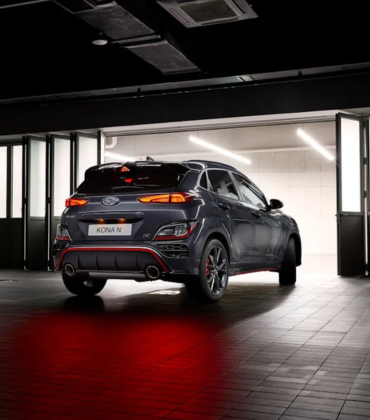 Hyundai technician performing periodic service and diagnostics in Amravati